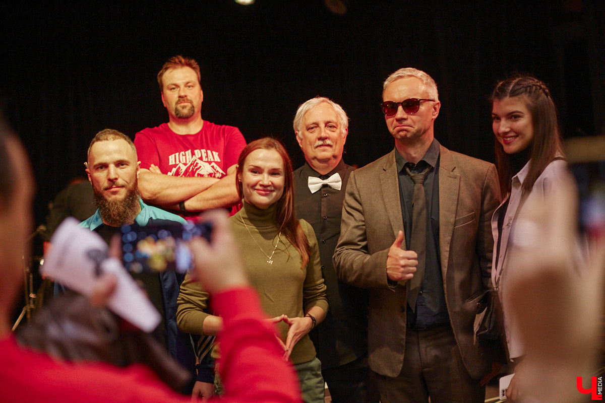 Команда «Фон Кнофф orchestra», известная своими необычными концертами, в которых музыка тесно переплетается с театром, не только выпустила запись первой части своей запутанной и абсурдистской истории «Вверх», но и представила на сцене ОДРИ квазиспектакль под названием «Шляпная коробка для головы Асеведо».