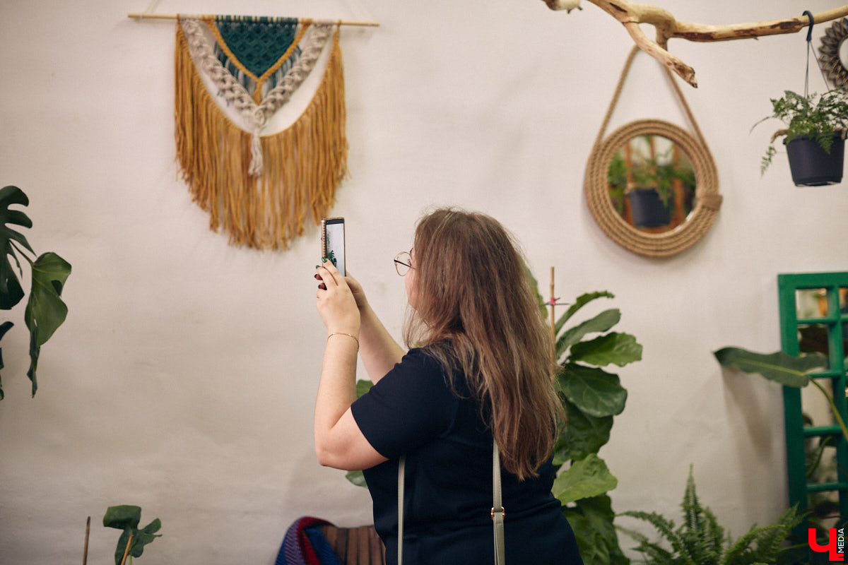 Законсервированная владимирская электростанция продолжает притягивать креативных людей. На территории пространства ТЭЦ-1 уже прошла театральная постановка, а сейчас там разместилась новая зеленая студия. Проект для нашего города необычный. В чем его суть? Авторы рассказали об этом «Ключ-Медиа» в день открытия локации.