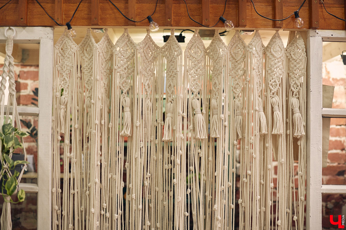 Законсервированная владимирская электростанция продолжает притягивать креативных людей. На территории пространства ТЭЦ-1 уже прошла театральная постановка, а сейчас там разместилась новая зеленая студия. Проект для нашего города необычный. В чем его суть? Авторы рассказали об этом «Ключ-Медиа» в день открытия локации.