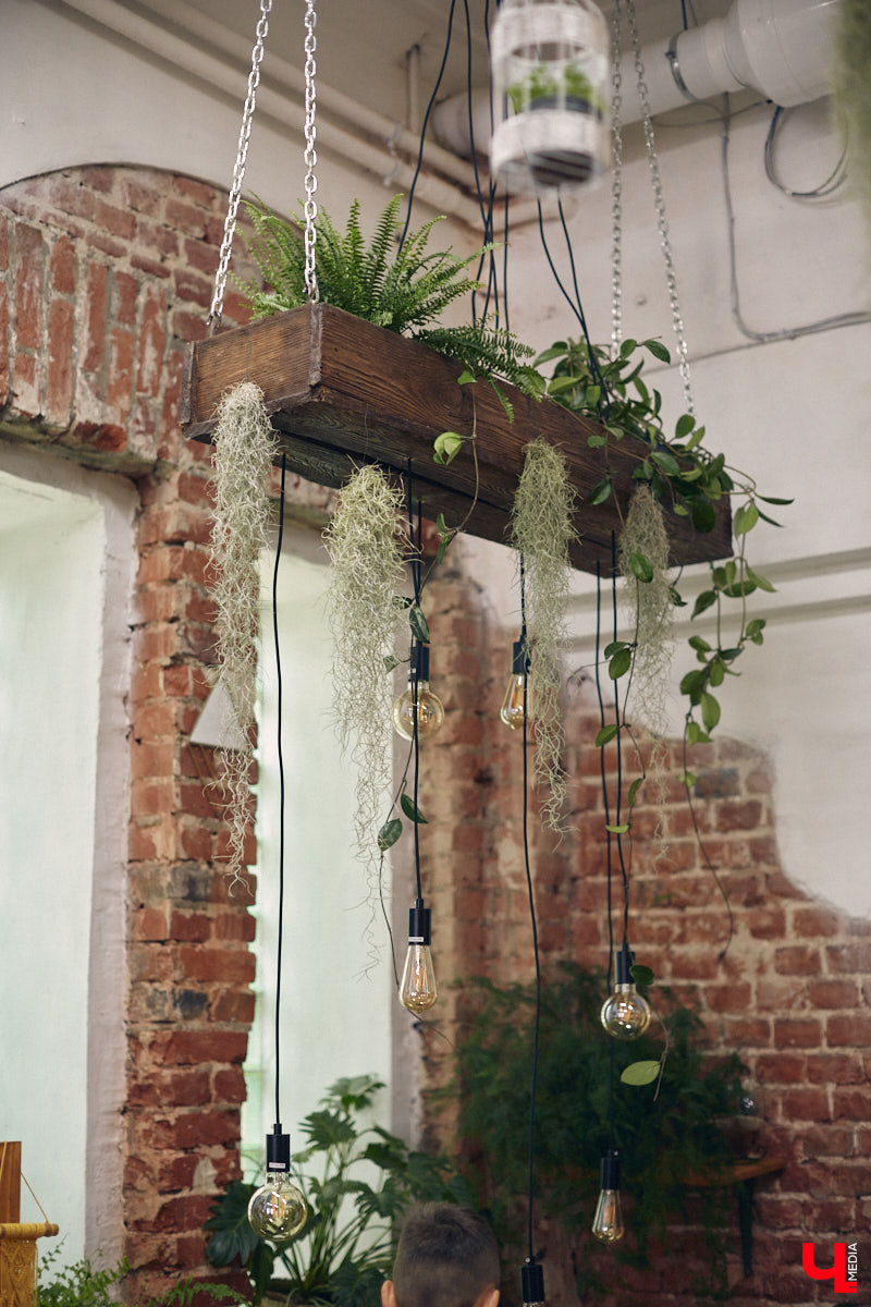 Законсервированная владимирская электростанция продолжает притягивать креативных людей. На территории пространства ТЭЦ-1 уже прошла театральная постановка, а сейчас там разместилась новая зеленая студия. Проект для нашего города необычный. В чем его суть? Авторы рассказали об этом «Ключ-Медиа» в день открытия локации.