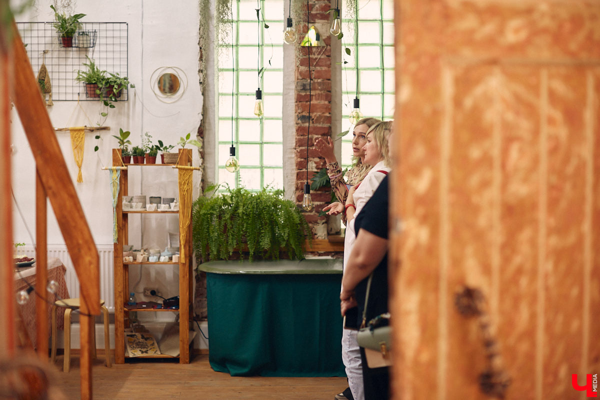 Законсервированная владимирская электростанция продолжает притягивать креативных людей. На территории пространства ТЭЦ-1 уже прошла театральная постановка, а сейчас там разместилась новая зеленая студия. Проект для нашего города необычный. В чем его суть? Авторы рассказали об этом «Ключ-Медиа» в день открытия локации.