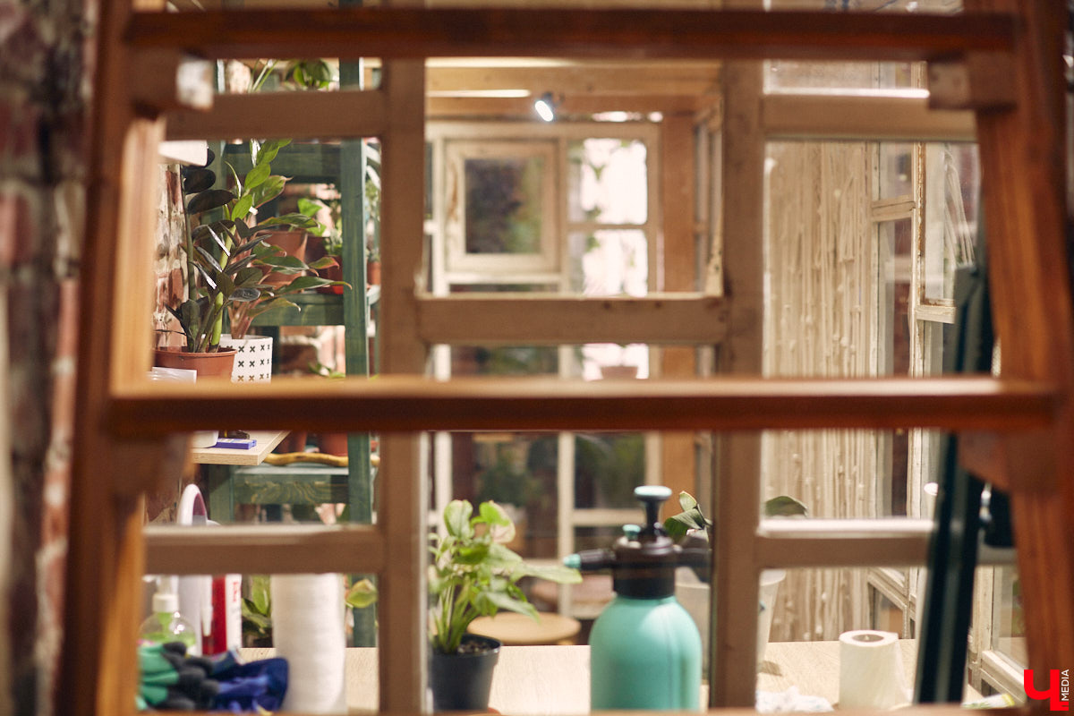 Законсервированная владимирская электростанция продолжает притягивать креативных людей. На территории пространства ТЭЦ-1 уже прошла театральная постановка, а сейчас там разместилась новая зеленая студия. Проект для нашего города необычный. В чем его суть? Авторы рассказали об этом «Ключ-Медиа» в день открытия локации.