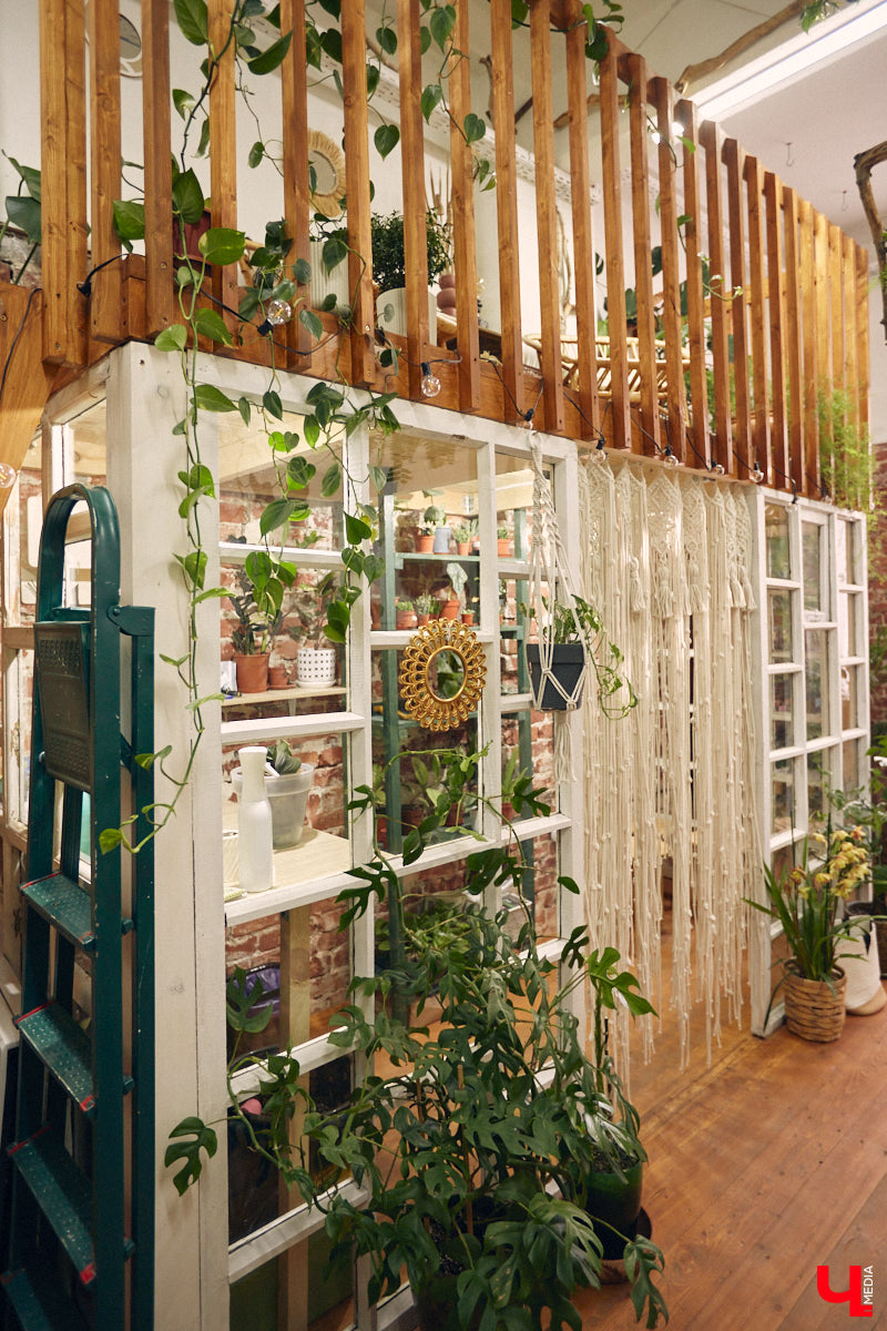 Законсервированная владимирская электростанция продолжает притягивать креативных людей. На территории пространства ТЭЦ-1 уже прошла театральная постановка, а сейчас там разместилась новая зеленая студия. Проект для нашего города необычный. В чем его суть? Авторы рассказали об этом «Ключ-Медиа» в день открытия локации.