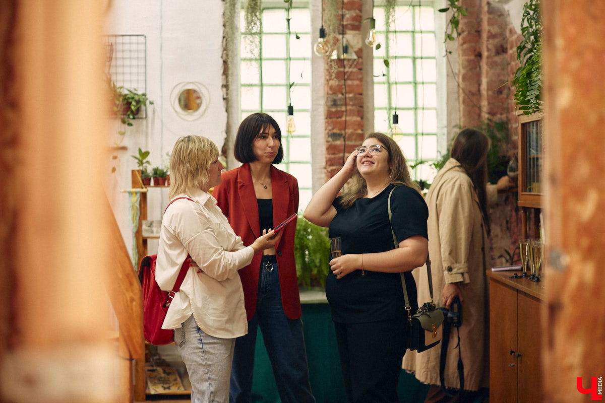 Законсервированная владимирская электростанция продолжает притягивать креативных людей. На территории пространства ТЭЦ-1 уже прошла театральная постановка, а сейчас там разместилась новая зеленая студия. Проект для нашего города необычный. В чем его суть? Авторы рассказали об этом «Ключ-Медиа» в день открытия локации.