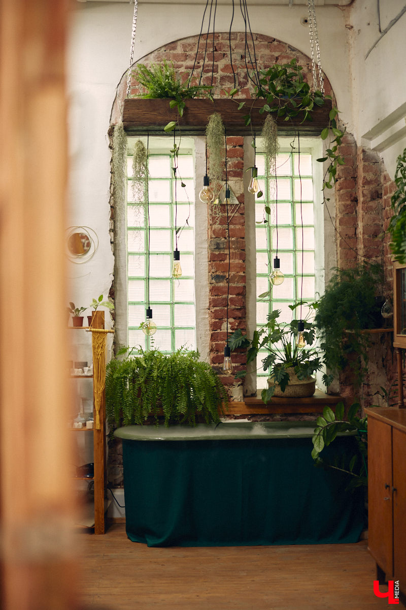 Законсервированная владимирская электростанция продолжает притягивать креативных людей. На территории пространства ТЭЦ-1 уже прошла театральная постановка, а сейчас там разместилась новая зеленая студия. Проект для нашего города необычный. В чем его суть? Авторы рассказали об этом «Ключ-Медиа» в день открытия локации.