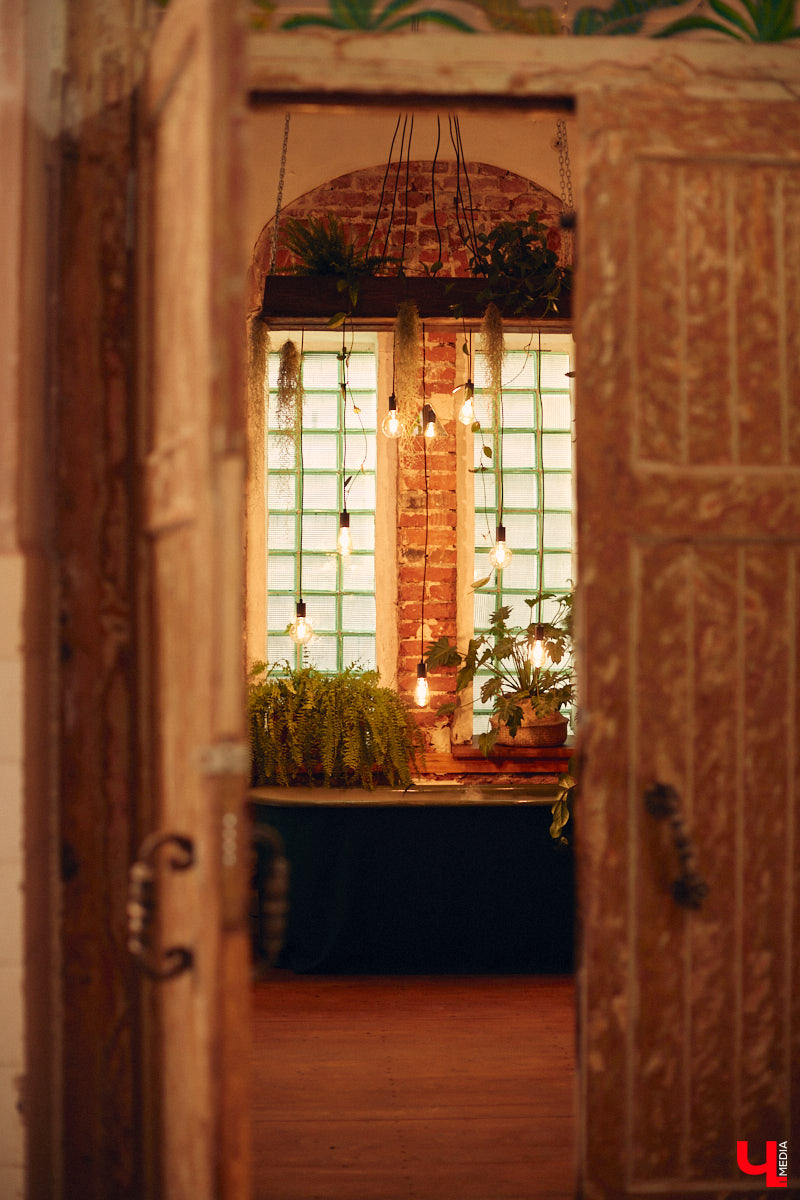 Законсервированная владимирская электростанция продолжает притягивать креативных людей. На территории пространства ТЭЦ-1 уже прошла театральная постановка, а сейчас там разместилась новая зеленая студия. Проект для нашего города необычный. В чем его суть? Авторы рассказали об этом «Ключ-Медиа» в день открытия локации.