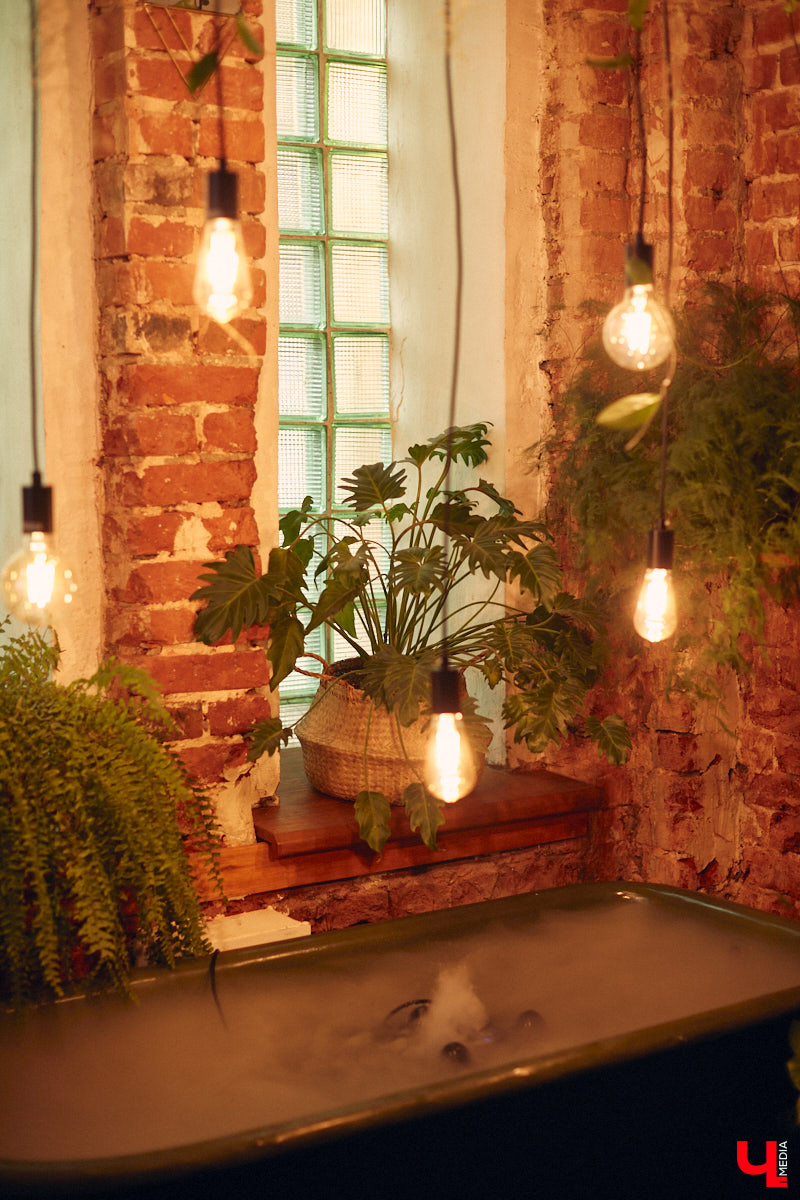 Законсервированная владимирская электростанция продолжает притягивать креативных людей. На территории пространства ТЭЦ-1 уже прошла театральная постановка, а сейчас там разместилась новая зеленая студия. Проект для нашего города необычный. В чем его суть? Авторы рассказали об этом «Ключ-Медиа» в день открытия локации.