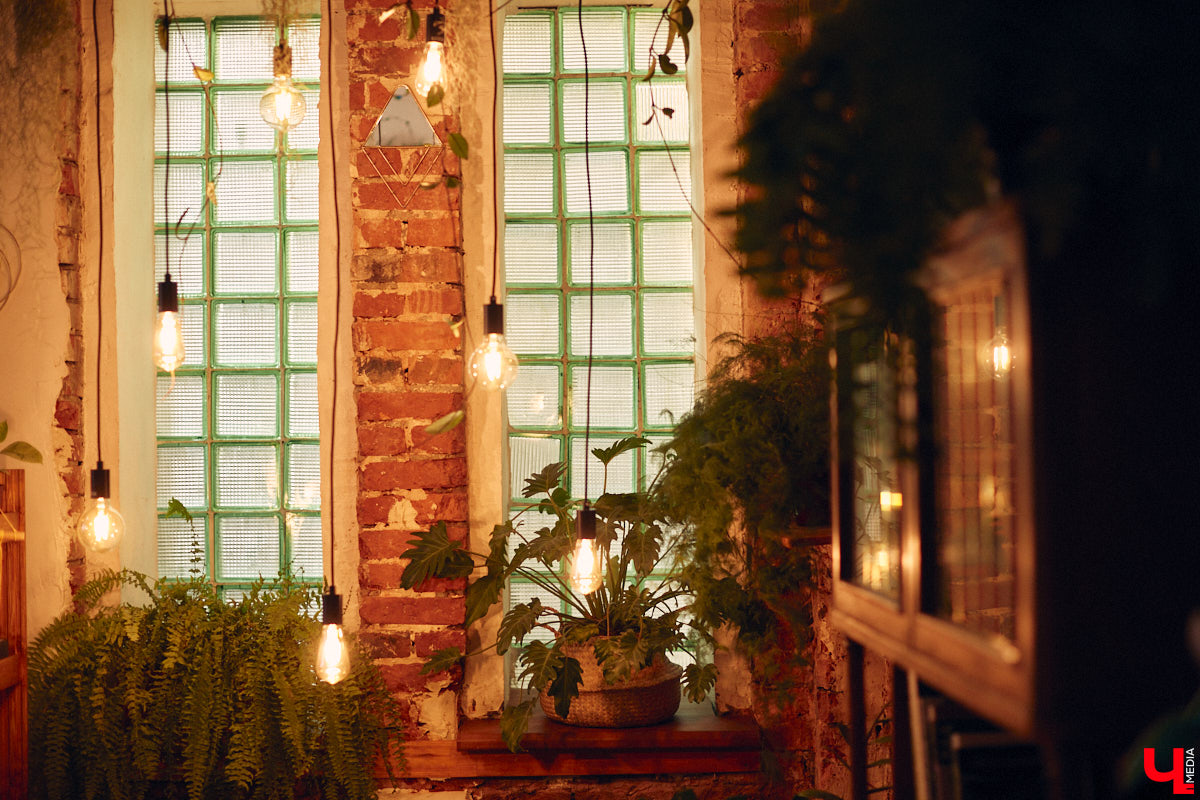 Законсервированная владимирская электростанция продолжает притягивать креативных людей. На территории пространства ТЭЦ-1 уже прошла театральная постановка, а сейчас там разместилась новая зеленая студия. Проект для нашего города необычный. В чем его суть? Авторы рассказали об этом «Ключ-Медиа» в день открытия локации.