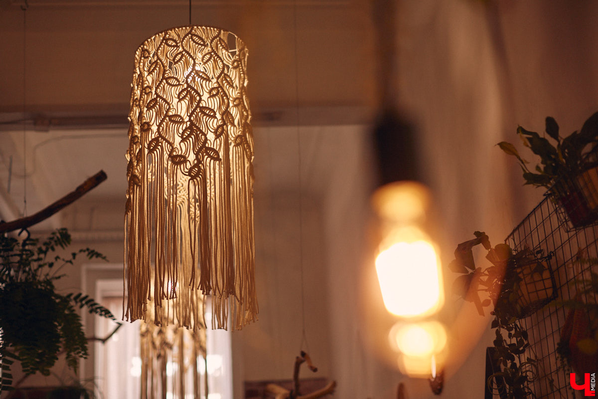 Законсервированная владимирская электростанция продолжает притягивать креативных людей. На территории пространства ТЭЦ-1 уже прошла театральная постановка, а сейчас там разместилась новая зеленая студия. Проект для нашего города необычный. В чем его суть? Авторы рассказали об этом «Ключ-Медиа» в день открытия локации.