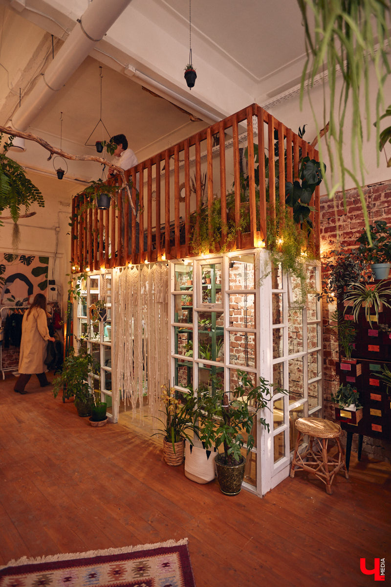 Законсервированная владимирская электростанция продолжает притягивать креативных людей. На территории пространства ТЭЦ-1 уже прошла театральная постановка, а сейчас там разместилась новая зеленая студия. Проект для нашего города необычный. В чем его суть? Авторы рассказали об этом «Ключ-Медиа» в день открытия локации.