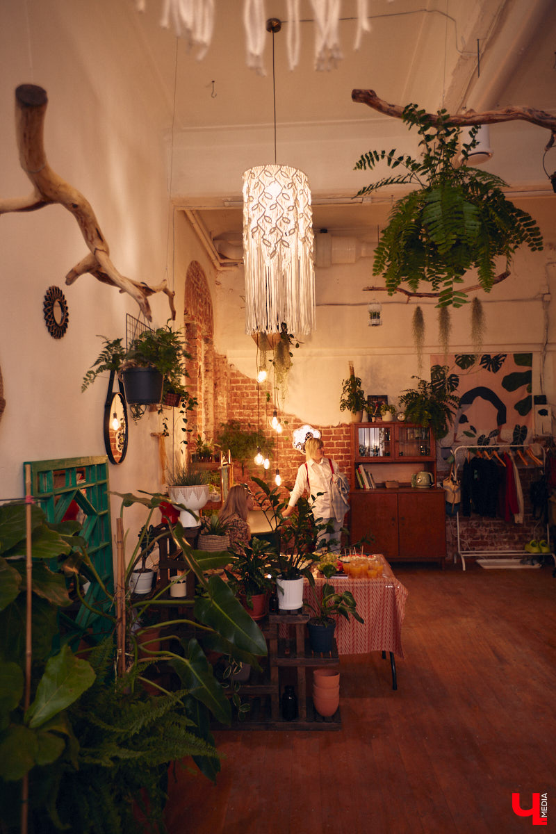 Законсервированная владимирская электростанция продолжает притягивать креативных людей. На территории пространства ТЭЦ-1 уже прошла театральная постановка, а сейчас там разместилась новая зеленая студия. Проект для нашего города необычный. В чем его суть? Авторы рассказали об этом «Ключ-Медиа» в день открытия локации.