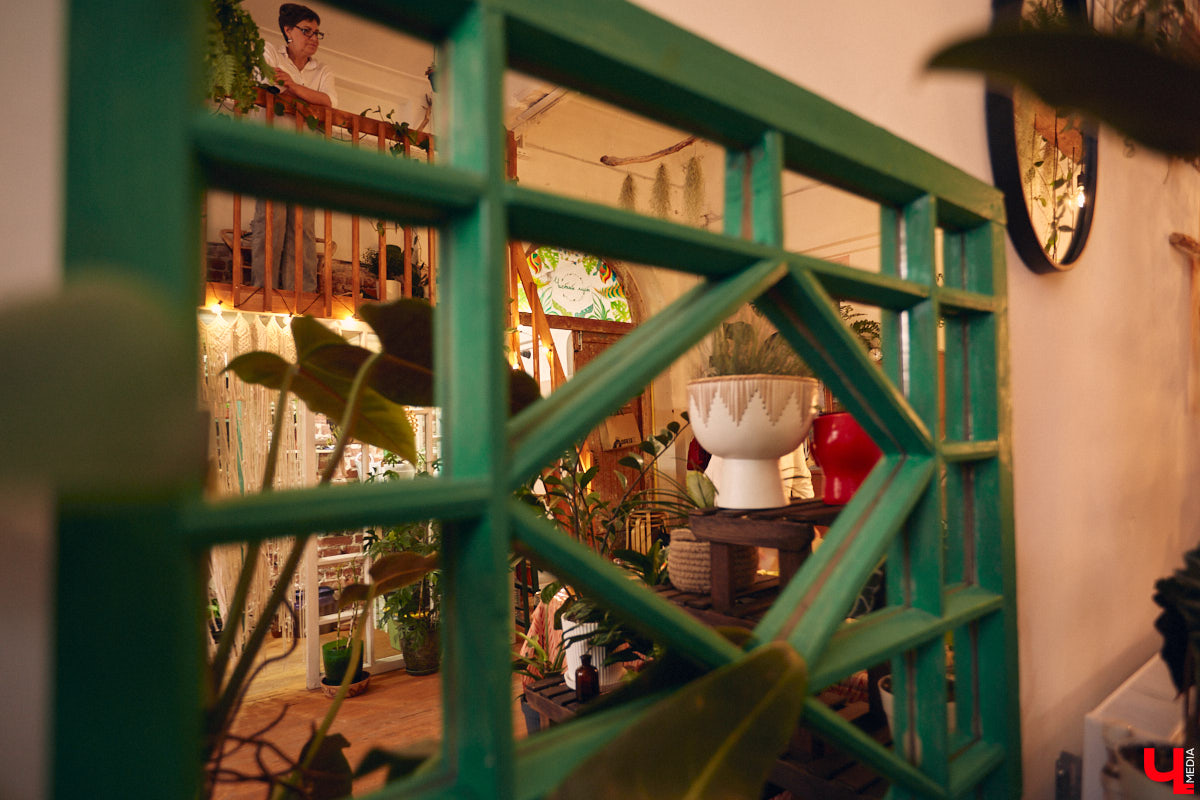 Законсервированная владимирская электростанция продолжает притягивать креативных людей. На территории пространства ТЭЦ-1 уже прошла театральная постановка, а сейчас там разместилась новая зеленая студия. Проект для нашего города необычный. В чем его суть? Авторы рассказали об этом «Ключ-Медиа» в день открытия локации.