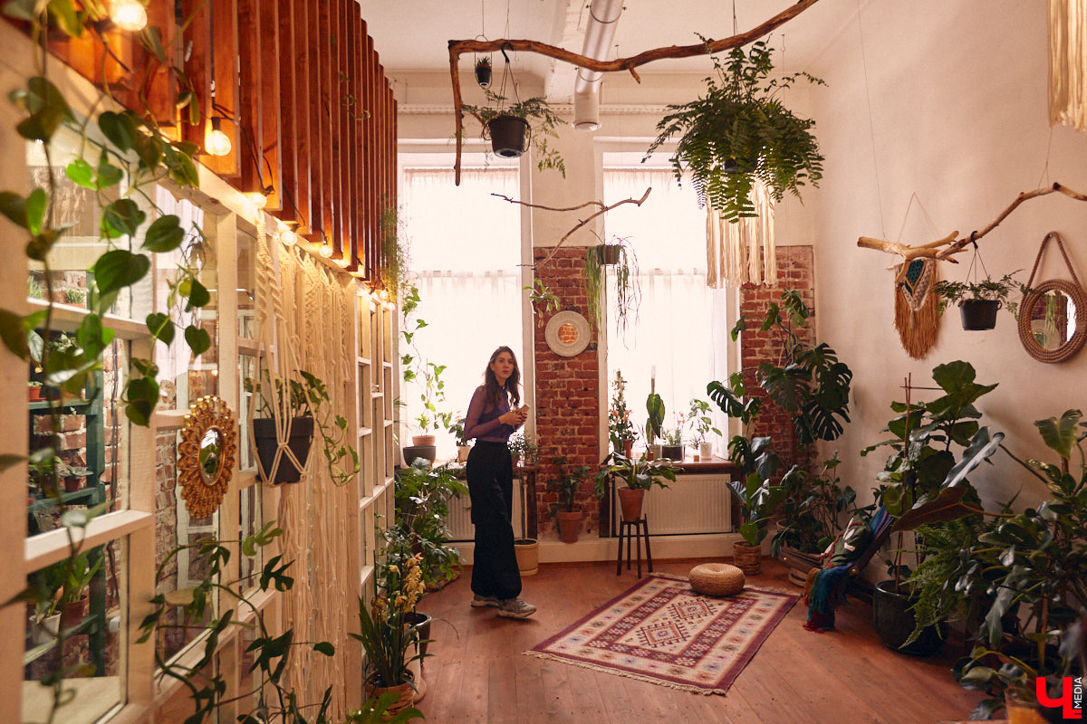 Законсервированная владимирская электростанция продолжает притягивать креативных людей. На территории пространства ТЭЦ-1 уже прошла театральная постановка, а сейчас там разместилась новая зеленая студия. Проект для нашего города необычный. В чем его суть? Авторы рассказали об этом «Ключ-Медиа» в день открытия локации.