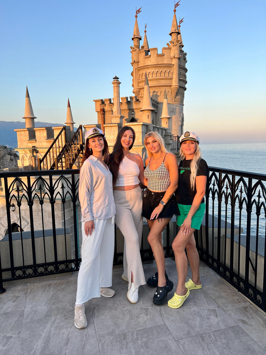 Какая она, успешная женщина? Воображение рисует образ красивой и ухоженной бизнесвумен. Недавно вернувшиеся с премии успешных женщин Crystal queen — 2023 жительницы Владимирской области тому подтверждение, ведь именно они победили в двух номинациях.