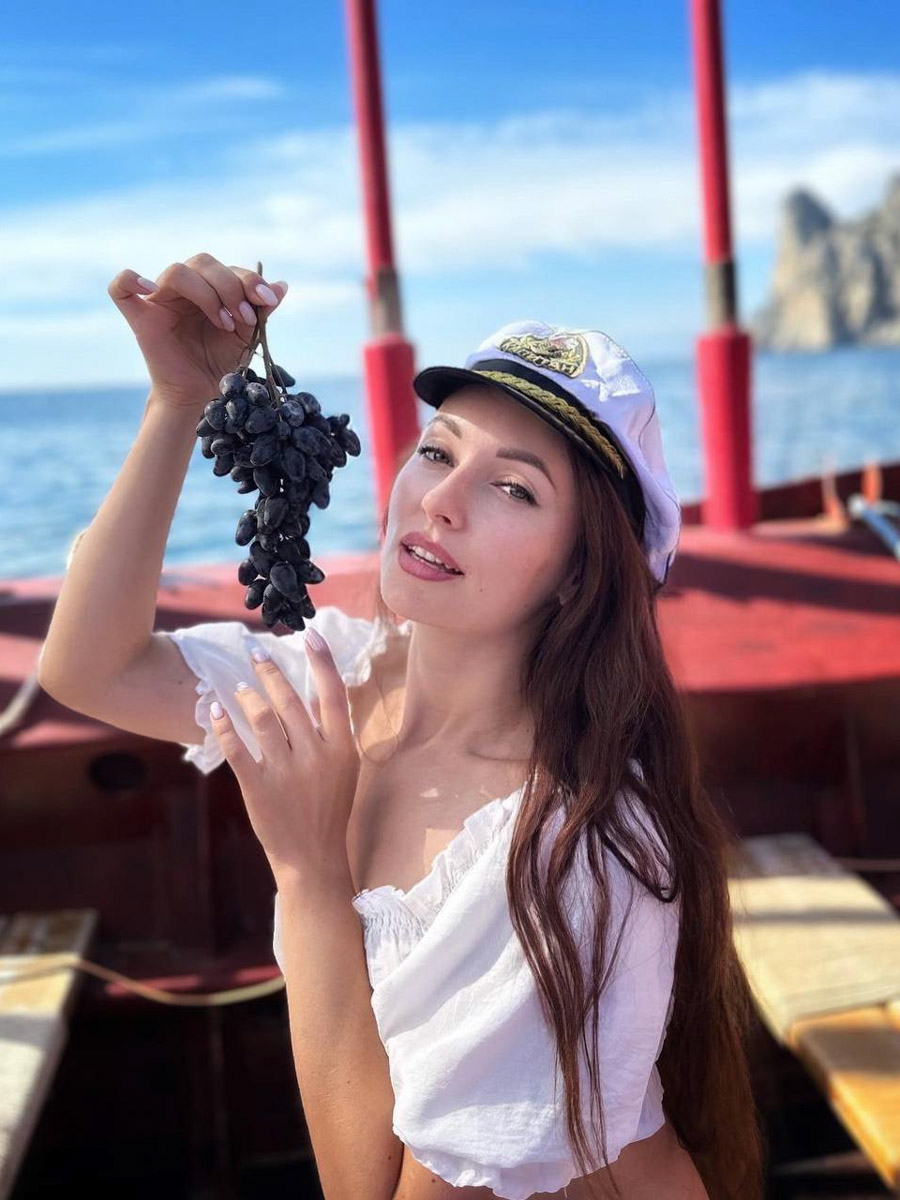 Какая она, успешная женщина? Воображение рисует образ красивой и ухоженной бизнесвумен. Недавно вернувшиеся с премии успешных женщин Crystal queen — 2023 жительницы Владимирской области тому подтверждение, ведь именно они победили в двух номинациях.