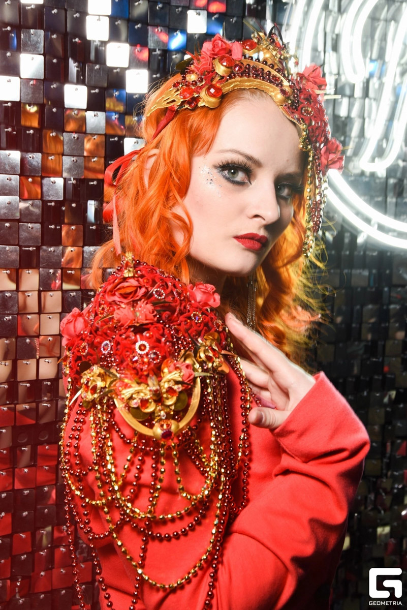 Юлия Покачалова успела сняться не&nbsp;только в&nbsp;сериале про легендарную группу «Король и&nbsp;Шут», но&nbsp;и&nbsp;в&nbsp;недавно вышедшем на&nbsp;большие экраны фильме «Я&nbsp;богиня». Эпизод с&nbsp;участием владимирской певицы на&nbsp;этот раз получился жарким и&nbsp;зрелищным. Еще&nbsp;бы, ведь в&nbsp;нем девушка дралась с&nbsp;актрисой Александрой Бортич. «Мы&nbsp;две минуты буквально „месились“»,&nbsp;— вспоминает она. Впрочем, гораздо больше подробностей вы&nbsp;найдете в&nbsp;нашем с&nbsp;ней интервью.