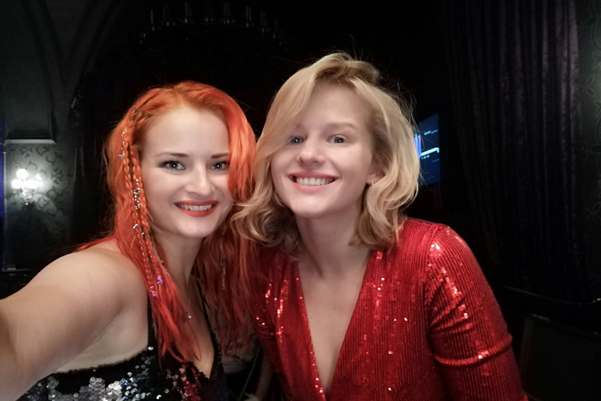 Юлия Покачалова успела сняться не&nbsp;только в&nbsp;сериале про легендарную группу «Король и&nbsp;Шут», но&nbsp;и&nbsp;в&nbsp;недавно вышедшем на&nbsp;большие экраны фильме «Я&nbsp;богиня». Эпизод с&nbsp;участием владимирской певицы на&nbsp;этот раз получился жарким и&nbsp;зрелищным. Еще&nbsp;бы, ведь в&nbsp;нем девушка дралась с&nbsp;актрисой Александрой Бортич. «Мы&nbsp;две минуты буквально „месились“»,&nbsp;— вспоминает она. Впрочем, гораздо больше подробностей вы&nbsp;найдете в&nbsp;нашем с&nbsp;ней интервью.