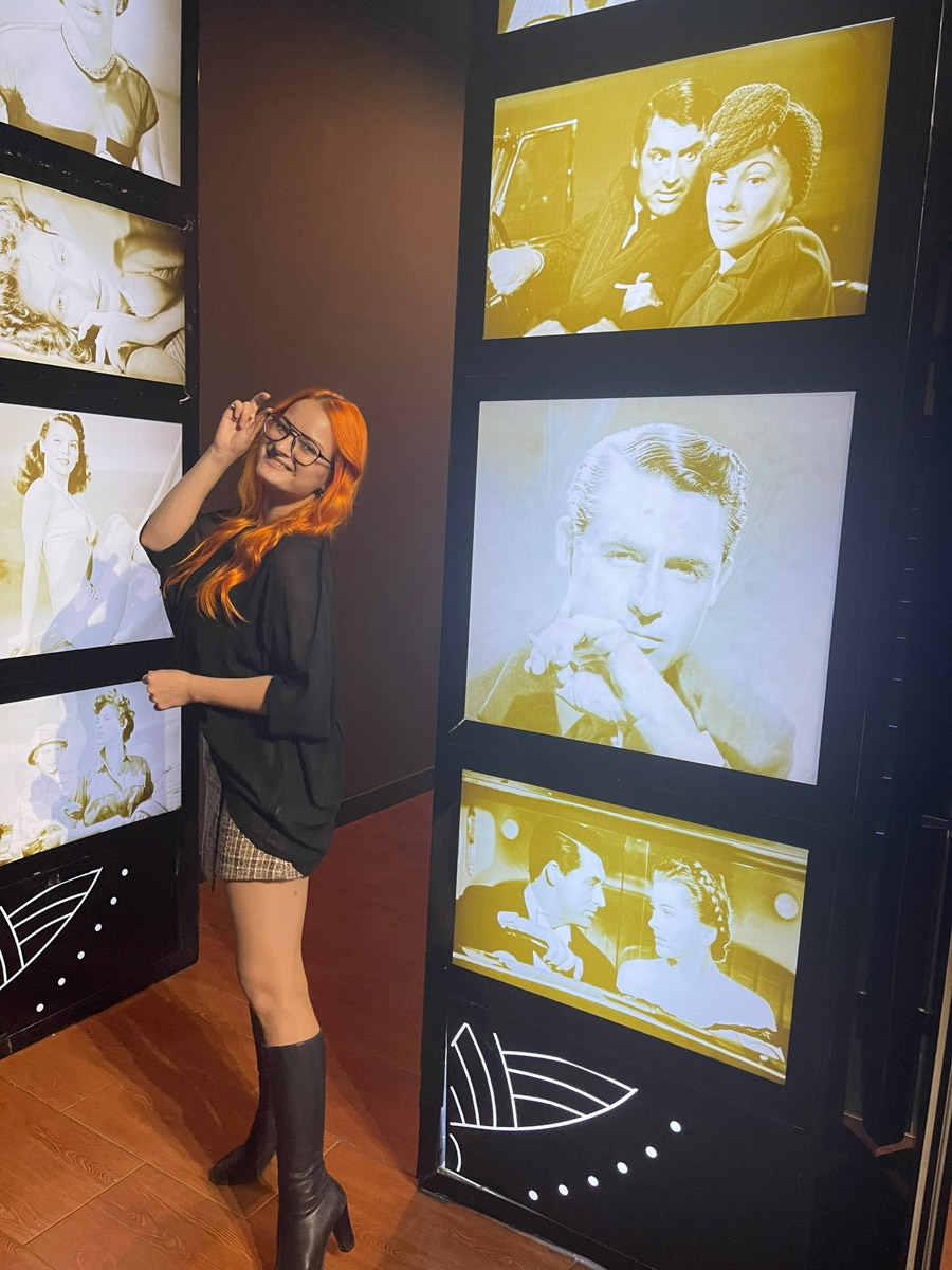 Юлия Покачалова успела сняться не&nbsp;только в&nbsp;сериале про легендарную группу «Король и&nbsp;Шут», но&nbsp;и&nbsp;в&nbsp;недавно вышедшем на&nbsp;большие экраны фильме «Я&nbsp;богиня». Эпизод с&nbsp;участием владимирской певицы на&nbsp;этот раз получился жарким и&nbsp;зрелищным. Еще&nbsp;бы, ведь в&nbsp;нем девушка дралась с&nbsp;актрисой Александрой Бортич. «Мы&nbsp;две минуты буквально „месились“»,&nbsp;— вспоминает она. Впрочем, гораздо больше подробностей вы&nbsp;найдете в&nbsp;нашем с&nbsp;ней интервью.