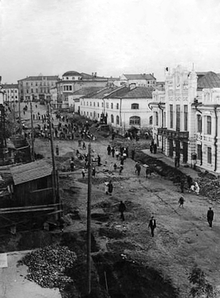 В наши дни часто приходится слышать сетования на то, что бизнесмены превращают бывшие заводские корпуса в магазины и бизнес-центры. Но с торговым центром на улице Гагарина, оказывается, произошла совсем обратная ситуация. Здесь восторжествовала историческая справедливость, потому что изначально здание бывшей швейной фабрики предназначалось под торговые лавки. Но обо всем по порядку.