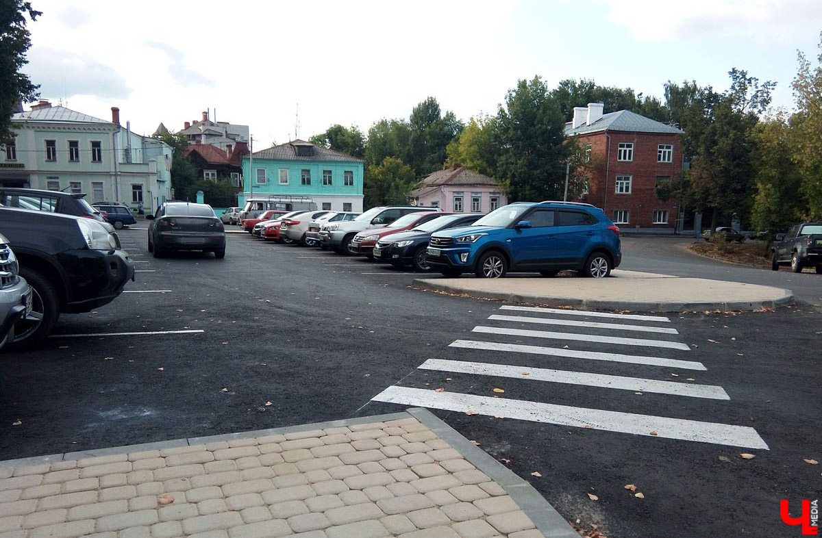 В наши дни часто приходится слышать сетования на то, что бизнесмены превращают бывшие заводские корпуса в магазины и бизнес-центры. Но с торговым центром на улице Гагарина, оказывается, произошла совсем обратная ситуация. Здесь восторжествовала историческая справедливость, потому что изначально здание бывшей швейной фабрики предназначалось под торговые лавки. Но обо всем по порядку.