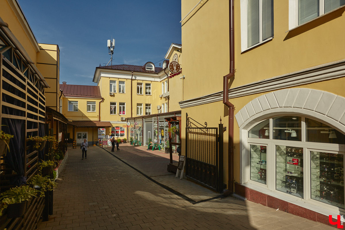 В наши дни часто приходится слышать сетования на то, что бизнесмены превращают бывшие заводские корпуса в магазины и бизнес-центры. Но с торговым центром на улице Гагарина, оказывается, произошла совсем обратная ситуация. Здесь восторжествовала историческая справедливость, потому что изначально здание бывшей швейной фабрики предназначалось под торговые лавки. Но обо всем по порядку.