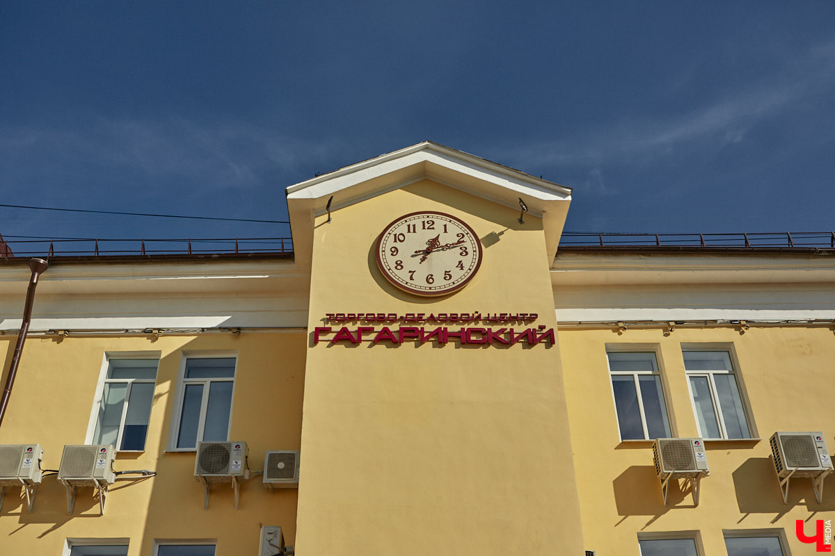 В наши дни часто приходится слышать сетования на то, что бизнесмены превращают бывшие заводские корпуса в магазины и бизнес-центры. Но с торговым центром на улице Гагарина, оказывается, произошла совсем обратная ситуация. Здесь восторжествовала историческая справедливость, потому что изначально здание бывшей швейной фабрики предназначалось под торговые лавки. Но обо всем по порядку.