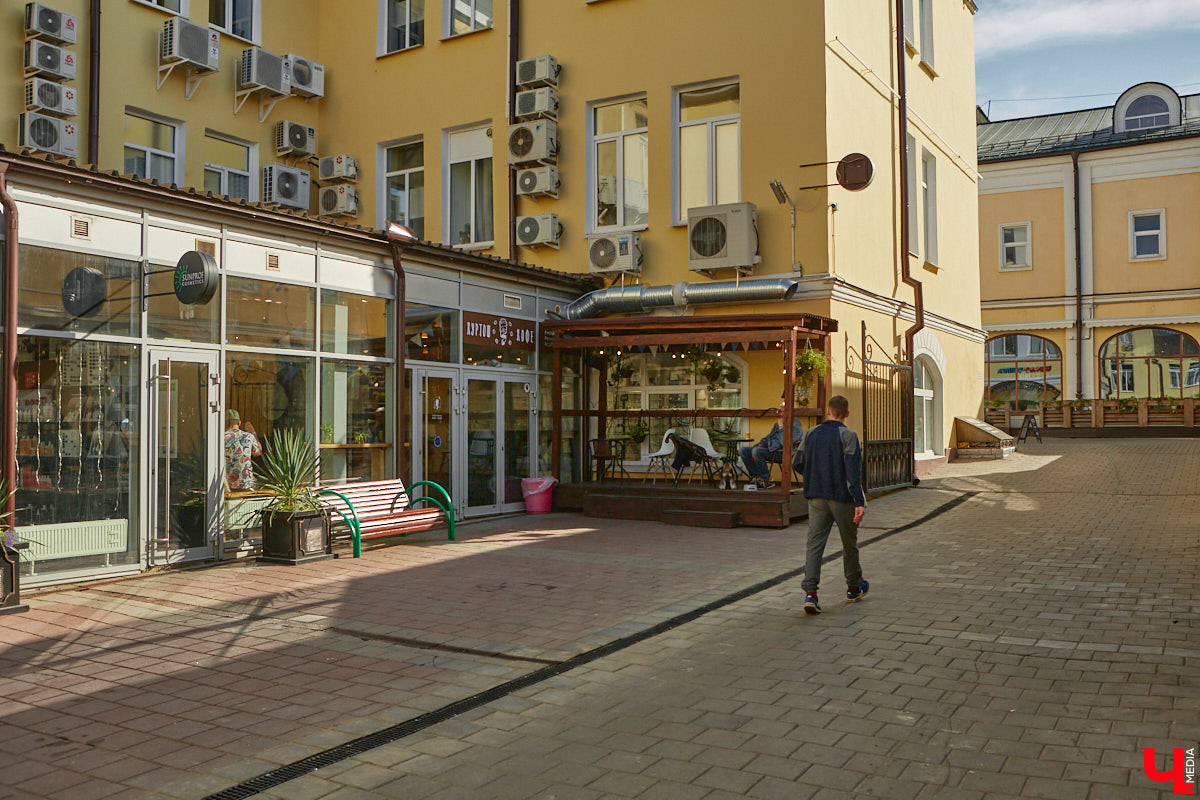 В наши дни часто приходится слышать сетования на то, что бизнесмены превращают бывшие заводские корпуса в магазины и бизнес-центры. Но с торговым центром на улице Гагарина, оказывается, произошла совсем обратная ситуация. Здесь восторжествовала историческая справедливость, потому что изначально здание бывшей швейной фабрики предназначалось под торговые лавки. Но обо всем по порядку.