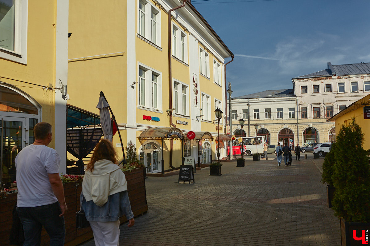 В наши дни часто приходится слышать сетования на то, что бизнесмены превращают бывшие заводские корпуса в магазины и бизнес-центры. Но с торговым центром на улице Гагарина, оказывается, произошла совсем обратная ситуация. Здесь восторжествовала историческая справедливость, потому что изначально здание бывшей швейной фабрики предназначалось под торговые лавки. Но обо всем по порядку.