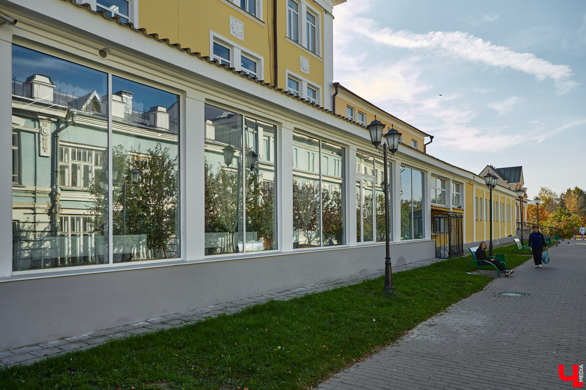 В наши дни часто приходится слышать сетования на то, что бизнесмены превращают бывшие заводские корпуса в магазины и бизнес-центры. Но с торговым центром на улице Гагарина, оказывается, произошла совсем обратная ситуация. Здесь восторжествовала историческая справедливость, потому что изначально здание бывшей швейной фабрики предназначалось под торговые лавки. Но обо всем по порядку.