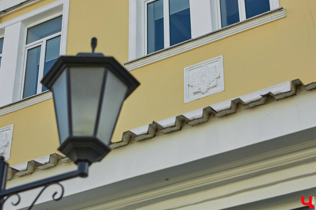 В наши дни часто приходится слышать сетования на то, что бизнесмены превращают бывшие заводские корпуса в магазины и бизнес-центры. Но с торговым центром на улице Гагарина, оказывается, произошла совсем обратная ситуация. Здесь восторжествовала историческая справедливость, потому что изначально здание бывшей швейной фабрики предназначалось под торговые лавки. Но обо всем по порядку.