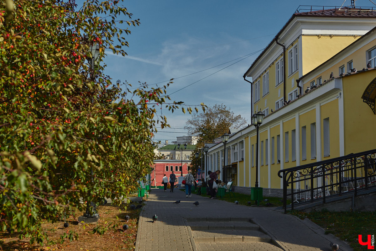 В наши дни часто приходится слышать сетования на то, что бизнесмены превращают бывшие заводские корпуса в магазины и бизнес-центры. Но с торговым центром на улице Гагарина, оказывается, произошла совсем обратная ситуация. Здесь восторжествовала историческая справедливость, потому что изначально здание бывшей швейной фабрики предназначалось под торговые лавки. Но обо всем по порядку.