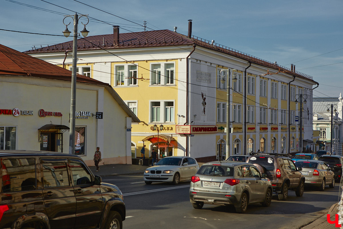 В наши дни часто приходится слышать сетования на то, что бизнесмены превращают бывшие заводские корпуса в магазины и бизнес-центры. Но с торговым центром на улице Гагарина, оказывается, произошла совсем обратная ситуация. Здесь восторжествовала историческая справедливость, потому что изначально здание бывшей швейной фабрики предназначалось под торговые лавки. Но обо всем по порядку.