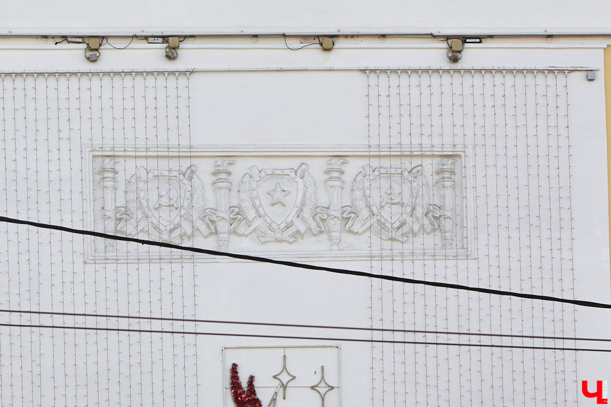 В наши дни часто приходится слышать сетования на то, что бизнесмены превращают бывшие заводские корпуса в магазины и бизнес-центры. Но с торговым центром на улице Гагарина, оказывается, произошла совсем обратная ситуация. Здесь восторжествовала историческая справедливость, потому что изначально здание бывшей швейной фабрики предназначалось под торговые лавки. Но обо всем по порядку.