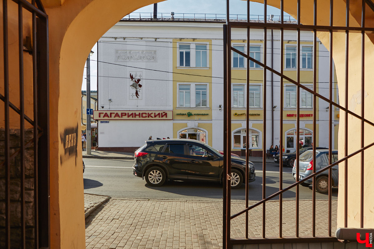 В наши дни часто приходится слышать сетования на то, что бизнесмены превращают бывшие заводские корпуса в магазины и бизнес-центры. Но с торговым центром на улице Гагарина, оказывается, произошла совсем обратная ситуация. Здесь восторжествовала историческая справедливость, потому что изначально здание бывшей швейной фабрики предназначалось под торговые лавки. Но обо всем по порядку.