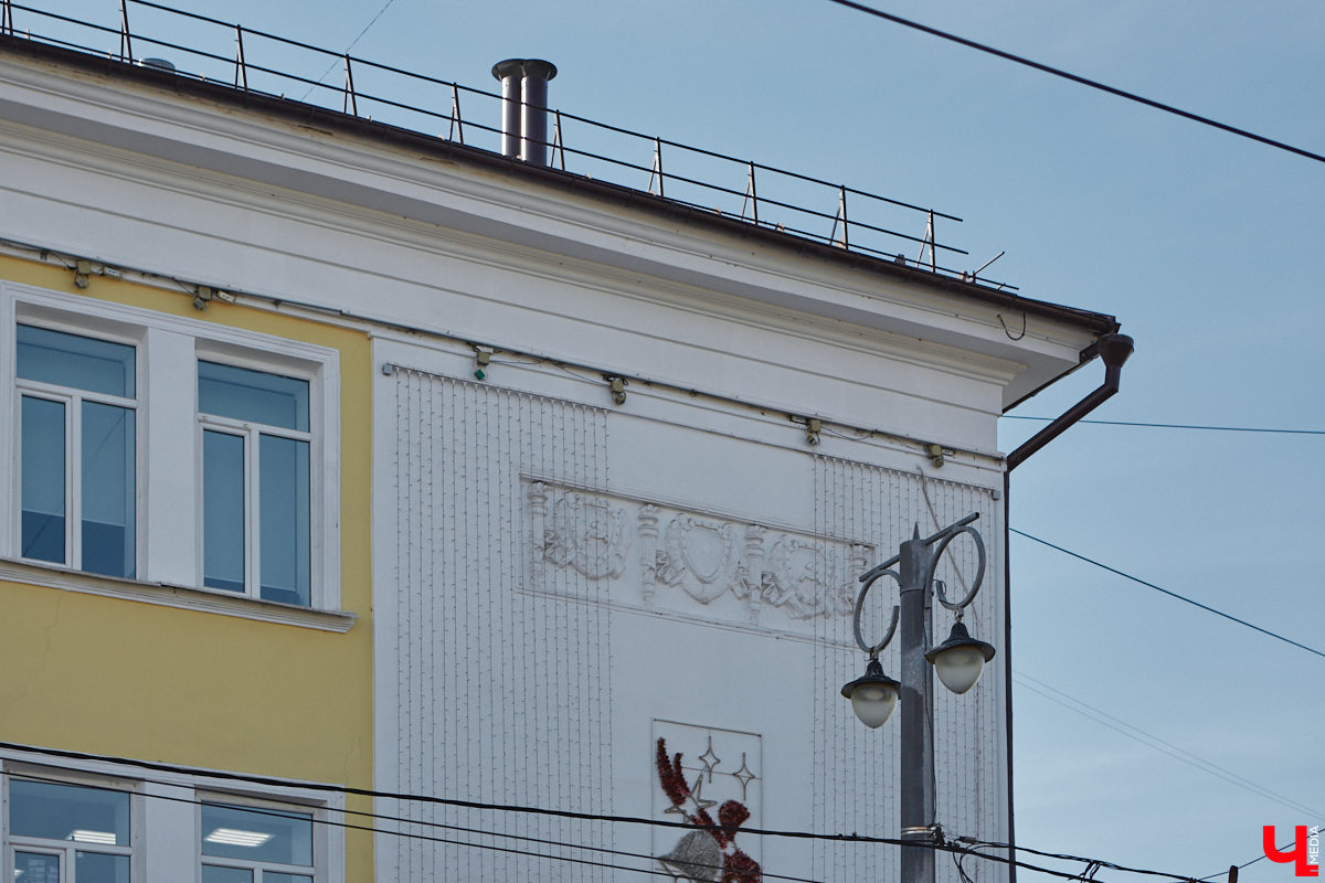 В наши дни часто приходится слышать сетования на то, что бизнесмены превращают бывшие заводские корпуса в магазины и бизнес-центры. Но с торговым центром на улице Гагарина, оказывается, произошла совсем обратная ситуация. Здесь восторжествовала историческая справедливость, потому что изначально здание бывшей швейной фабрики предназначалось под торговые лавки. Но обо всем по порядку.