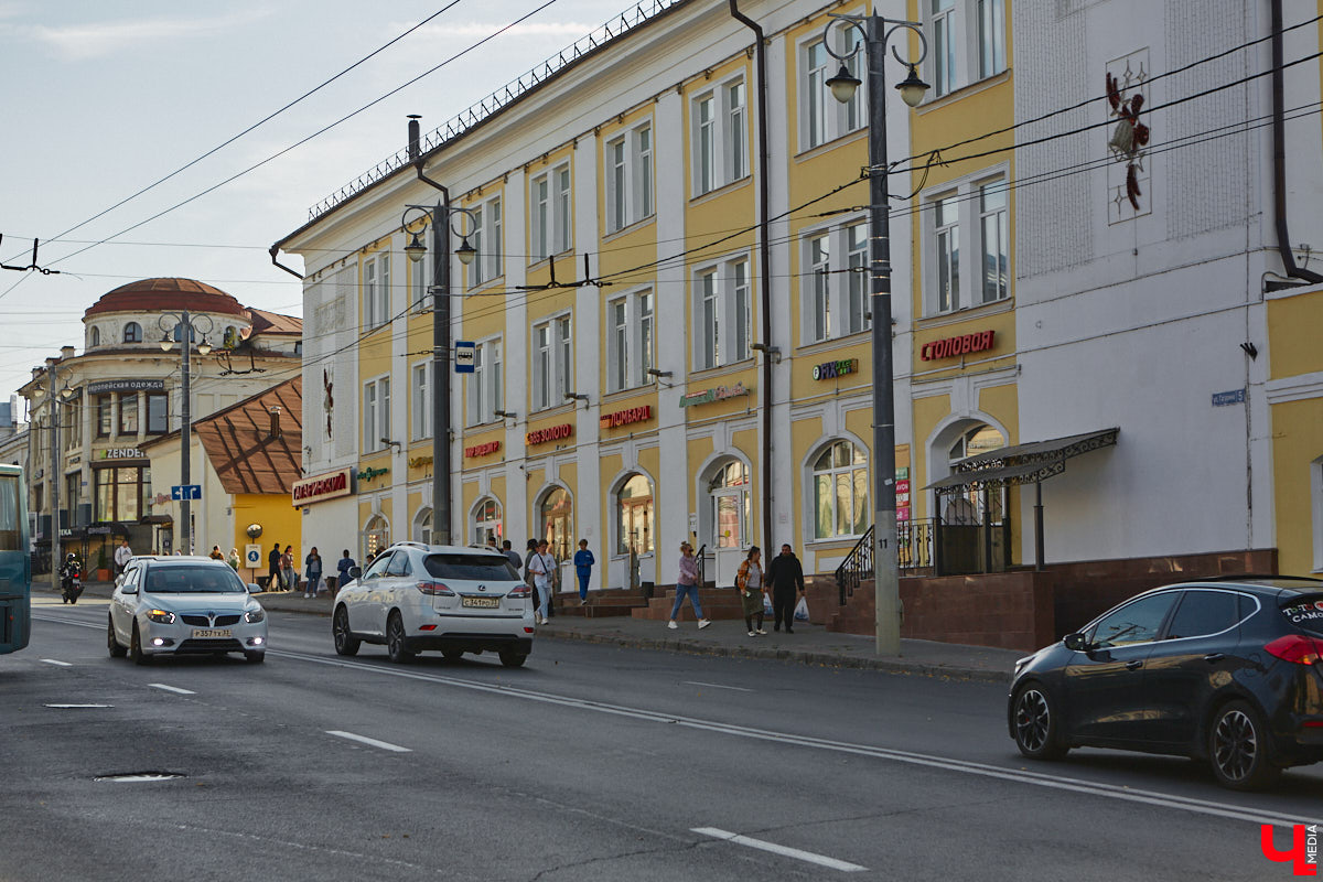 В наши дни часто приходится слышать сетования на то, что бизнесмены превращают бывшие заводские корпуса в магазины и бизнес-центры. Но с торговым центром на улице Гагарина, оказывается, произошла совсем обратная ситуация. Здесь восторжествовала историческая справедливость, потому что изначально здание бывшей швейной фабрики предназначалось под торговые лавки. Но обо всем по порядку.