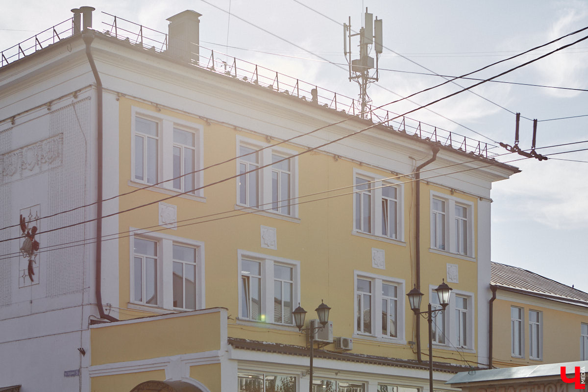 В наши дни часто приходится слышать сетования на то, что бизнесмены превращают бывшие заводские корпуса в магазины и бизнес-центры. Но с торговым центром на улице Гагарина, оказывается, произошла совсем обратная ситуация. Здесь восторжествовала историческая справедливость, потому что изначально здание бывшей швейной фабрики предназначалось под торговые лавки. Но обо всем по порядку.