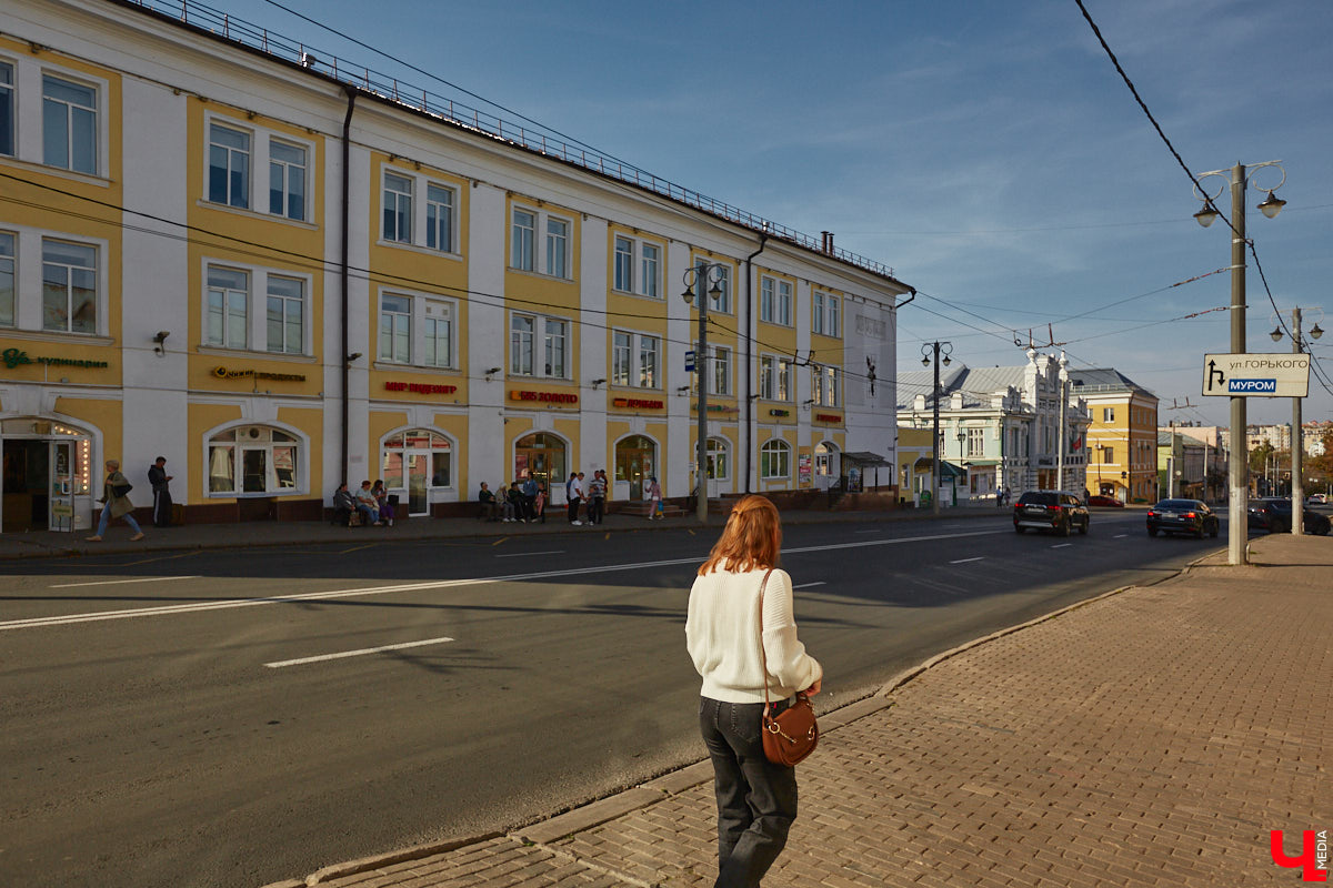 В наши дни часто приходится слышать сетования на то, что бизнесмены превращают бывшие заводские корпуса в магазины и бизнес-центры. Но с торговым центром на улице Гагарина, оказывается, произошла совсем обратная ситуация. Здесь восторжествовала историческая справедливость, потому что изначально здание бывшей швейной фабрики предназначалось под торговые лавки. Но обо всем по порядку.