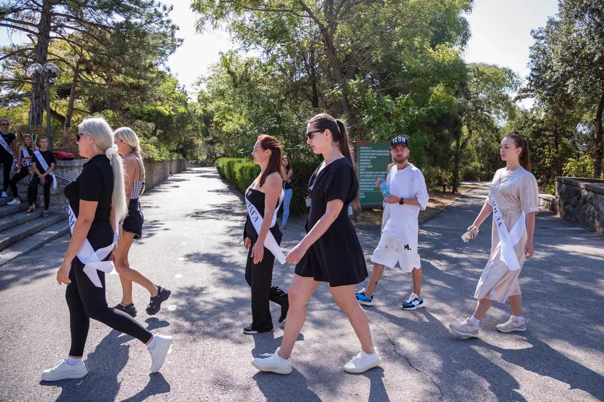 Берегите глаза, сейчас будет слепить! Слепить красотой наших участниц международного конкурса Mrs. Planet Eurasia — 2023. В этом году 33-й регион в Крыму представляли Яна Бирюкова и Светлана Лапшина. Две мамы из Владимира и Мурома взяли главные короны в двух номинациях, а еще завоевали дополнительные титулы.