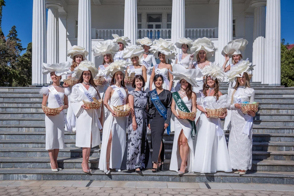 Берегите глаза, сейчас будет слепить! Слепить красотой наших участниц международного конкурса Mrs. Planet Eurasia — 2023. В этом году 33-й регион в Крыму представляли Яна Бирюкова и Светлана Лапшина. Две мамы из Владимира и Мурома взяли главные короны в двух номинациях, а еще завоевали дополнительные титулы.