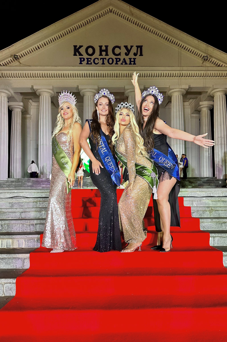 Берегите глаза, сейчас будет слепить! Слепить красотой наших участниц международного конкурса Mrs. Planet Eurasia — 2023. В этом году 33-й регион в Крыму представляли Яна Бирюкова и Светлана Лапшина. Две мамы из Владимира и Мурома взяли главные короны в двух номинациях, а еще завоевали дополнительные титулы.