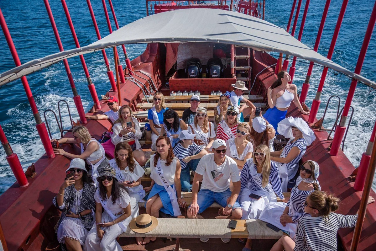 Берегите глаза, сейчас будет слепить! Слепить красотой наших участниц международного конкурса Mrs. Planet Eurasia — 2023. В этом году 33-й регион в Крыму представляли Яна Бирюкова и Светлана Лапшина. Две мамы из Владимира и Мурома взяли главные короны в двух номинациях, а еще завоевали дополнительные титулы.