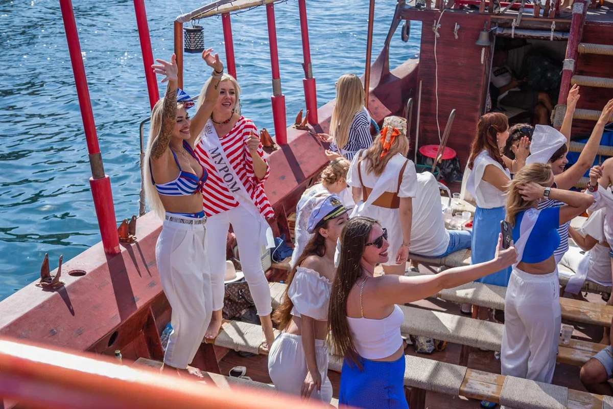 Берегите глаза, сейчас будет слепить! Слепить красотой наших участниц международного конкурса Mrs. Planet Eurasia — 2023. В этом году 33-й регион в Крыму представляли Яна Бирюкова и Светлана Лапшина. Две мамы из Владимира и Мурома взяли главные короны в двух номинациях, а еще завоевали дополнительные титулы.