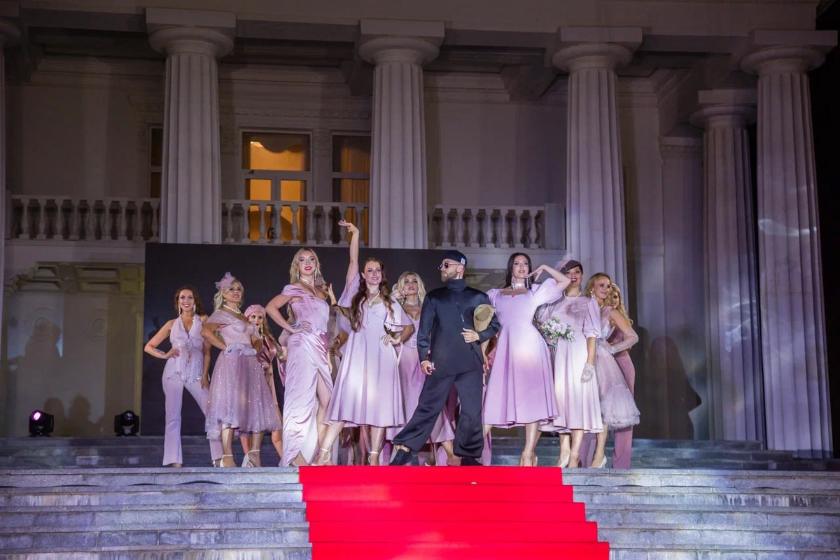 Берегите глаза, сейчас будет слепить! Слепить красотой наших участниц международного конкурса Mrs. Planet Eurasia — 2023. В этом году 33-й регион в Крыму представляли Яна Бирюкова и Светлана Лапшина. Две мамы из Владимира и Мурома взяли главные короны в двух номинациях, а еще завоевали дополнительные титулы.