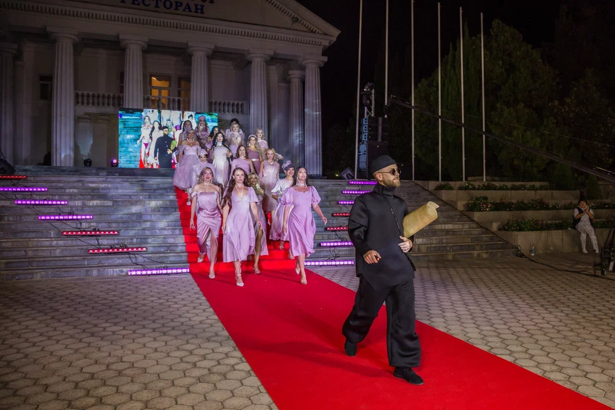 Берегите глаза, сейчас будет слепить! Слепить красотой наших участниц международного конкурса Mrs. Planet Eurasia — 2023. В этом году 33-й регион в Крыму представляли Яна Бирюкова и Светлана Лапшина. Две мамы из Владимира и Мурома взяли главные короны в двух номинациях, а еще завоевали дополнительные титулы.