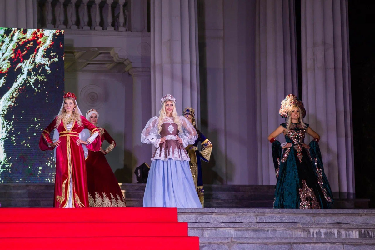 Берегите глаза, сейчас будет слепить! Слепить красотой наших участниц международного конкурса Mrs. Planet Eurasia — 2023. В этом году 33-й регион в Крыму представляли Яна Бирюкова и Светлана Лапшина. Две мамы из Владимира и Мурома взяли главные короны в двух номинациях, а еще завоевали дополнительные титулы.