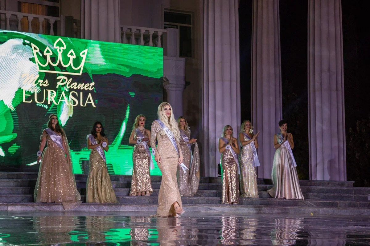 Берегите глаза, сейчас будет слепить! Слепить красотой наших участниц международного конкурса Mrs. Planet Eurasia — 2023. В этом году 33-й регион в Крыму представляли Яна Бирюкова и Светлана Лапшина. Две мамы из Владимира и Мурома взяли главные короны в двух номинациях, а еще завоевали дополнительные титулы.