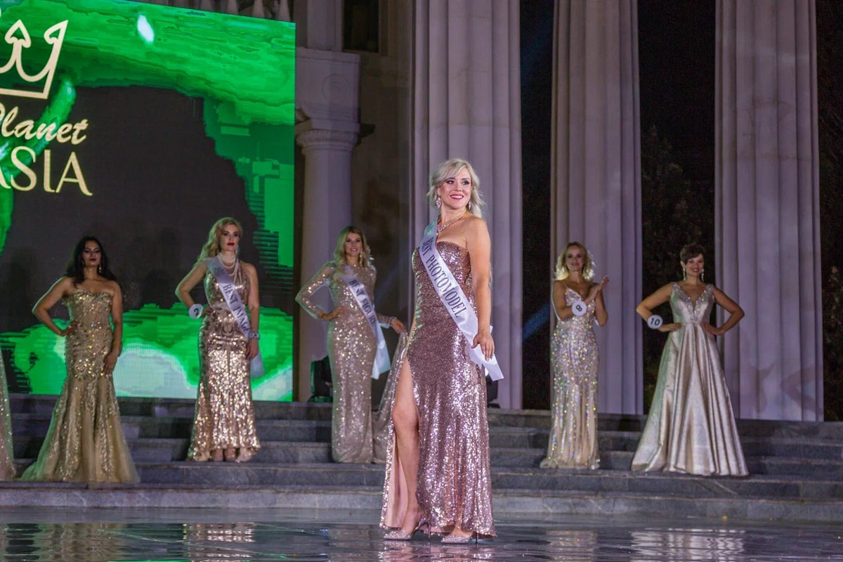 Берегите глаза, сейчас будет слепить! Слепить красотой наших участниц международного конкурса Mrs. Planet Eurasia — 2023. В этом году 33-й регион в Крыму представляли Яна Бирюкова и Светлана Лапшина. Две мамы из Владимира и Мурома взяли главные короны в двух номинациях, а еще завоевали дополнительные титулы.