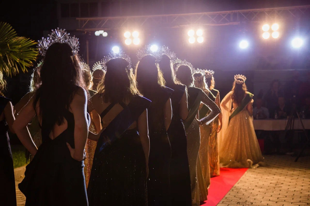 Берегите глаза, сейчас будет слепить! Слепить красотой наших участниц международного конкурса Mrs. Planet Eurasia — 2023. В этом году 33-й регион в Крыму представляли Яна Бирюкова и Светлана Лапшина. Две мамы из Владимира и Мурома взяли главные короны в двух номинациях, а еще завоевали дополнительные титулы.