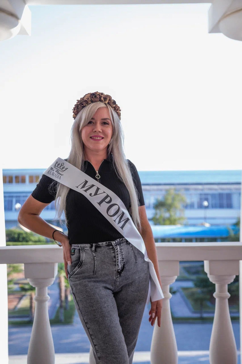 Берегите глаза, сейчас будет слепить! Слепить красотой наших участниц международного конкурса Mrs. Planet Eurasia — 2023. В этом году 33-й регион в Крыму представляли Яна Бирюкова и Светлана Лапшина. Две мамы из Владимира и Мурома взяли главные короны в двух номинациях, а еще завоевали дополнительные титулы.